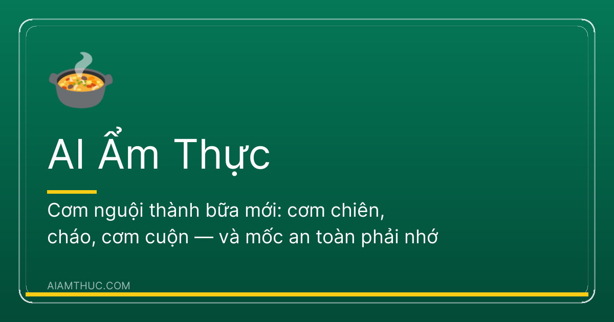 Chảo cơm chiên rau củ vàng óng đang đảo trên bếp, hạt cơm tơi