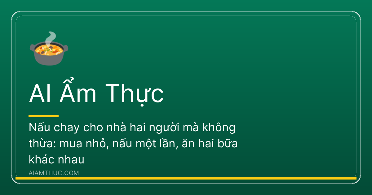 Hai bát cơm, hai đôi đũa và ba đĩa món chay nhỏ trên chiếc bàn ăn gỗ cạnh cửa sổ